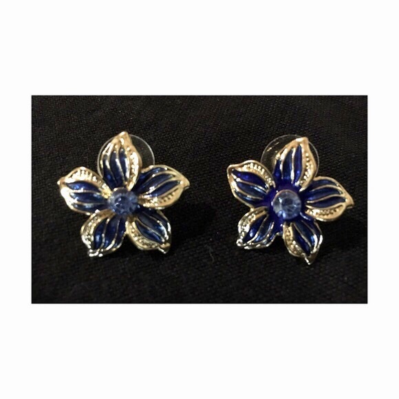 🆕! Flower Necklace and Earrings Set - Picture 3 of 7